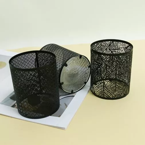 Zwarte metalen kaarsenhouder