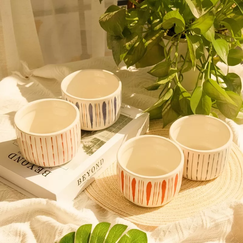 Blauw en rood gestreepte keramische kandelaars Blauw en rood gestreepte keramische kandelaars