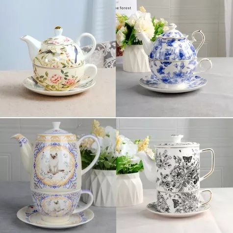 Betoverde porseleinen bekerset met theepot