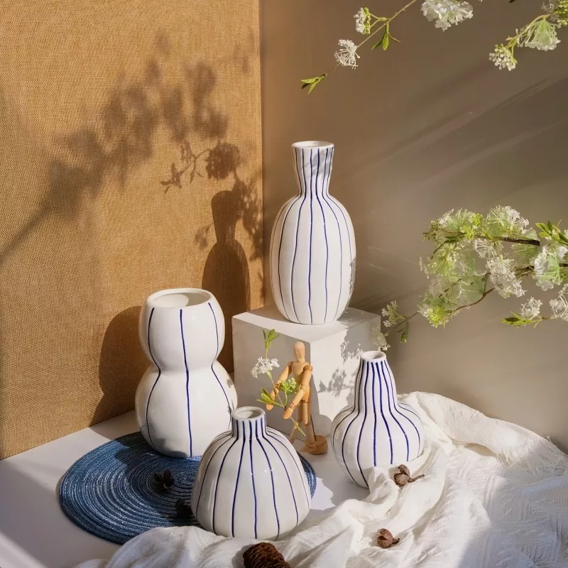 Moderne blauw gestreepte keramische vaas